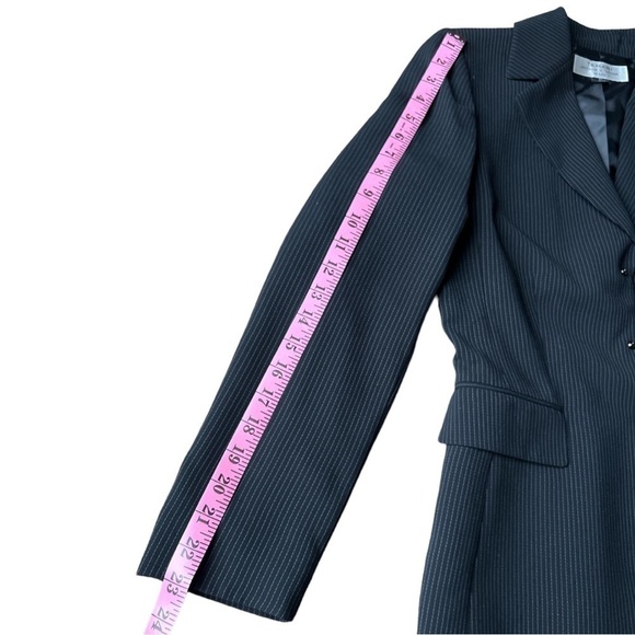 Tahari Arthur S. Levine Women’s Black Pinstripe Suit Blazer Jacket, Size 8P - Picture 11 of 11